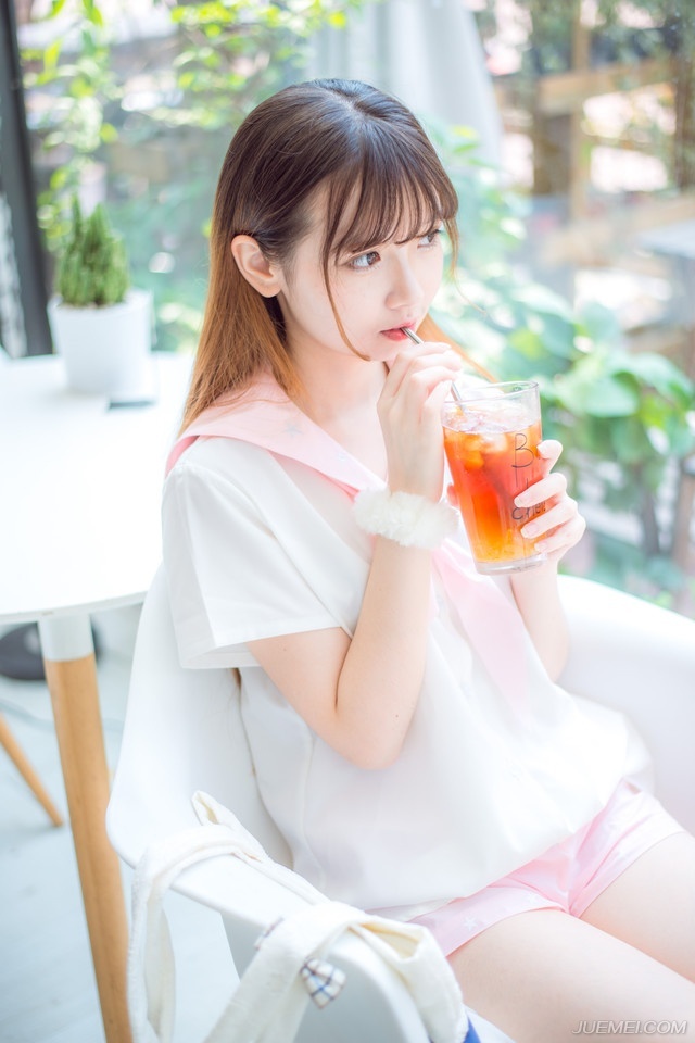 “进来吧。”吕布看了一眼地上的杯盏，摇了摇头，坐在自己的位子上向两女招了招手。